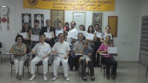 Mestre Liu Chih Ming, Prof. Edgar Cantelli, Dr. Liu Chun Lin e D. Lin com os formandos da turma 15 de Tui Na