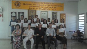 Mestre Liu Chih Ming, Prof. Edgar e Dr. Liu Chun Lin com os formandos da turma 13